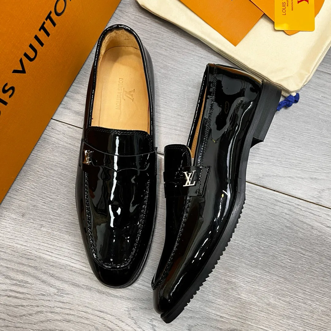Factory price: 520💰-(LV) men’s formal leather shoes! Genuine molded horsebit, a classic must-have for your shoe cabinet! The feet are particularly delicate! This Gucci original version is a set last, and we are consistent with the counter! Therefore, it is more comfortable in terms of last shape and comfort! Take it to the counter and compare at will! Good shoes are more than just what they make! But grasp the essence from the inside out! Material: Imported first-layer cowhide! Genuine leather outsole imported from Italy, size: 39-44 (38/45 customized, non-refundable)